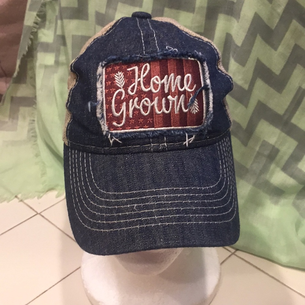 Ladies fit baseball hat in good condition